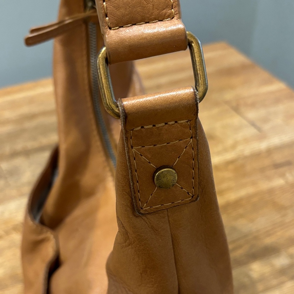 American Leather Co. Tan Shoulder Hobo Bag. Soft Leather. Organization Pockets. - Picture 7 of 15